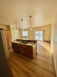 Building Photo - Townhouse - 3 Bedrooms 2 1/2 Bathrooms