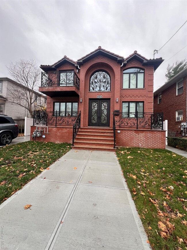 Building Photo - 61-14 Cloverdale Blvd