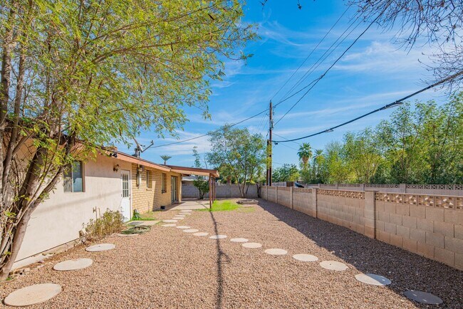 Building Photo - 1047 E Alameda Dr