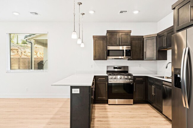 Building Photo - Beautiful 4 bedroom, 3.5 bathroom twin home in St George!