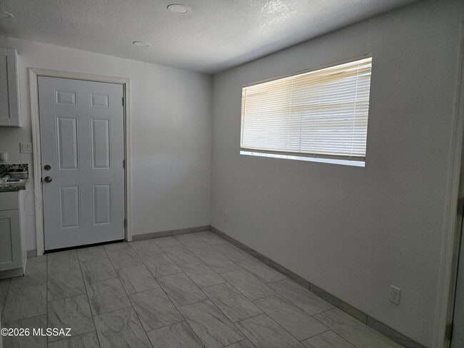 Building Photo - 511 N Iroquois Ave