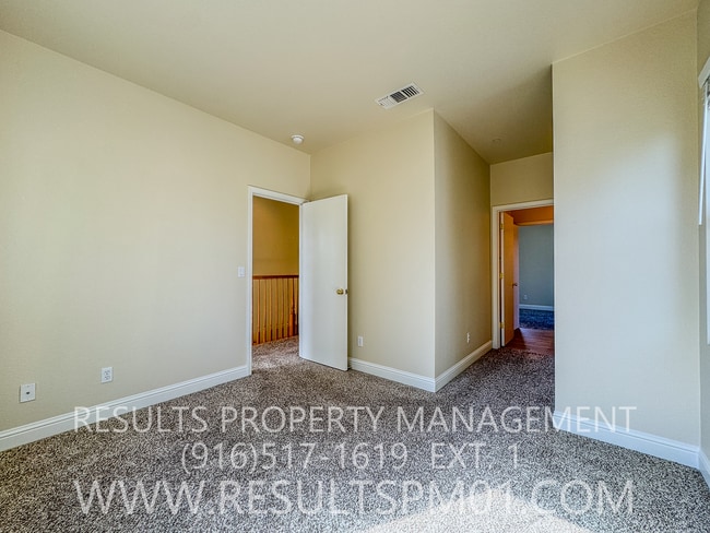 Building Photo - 3 bedroom Lincoln Home in Gated Community