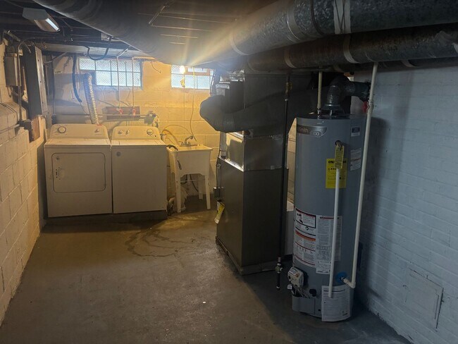 Building Photo - Move-In Ready 3BR Home w/ Fireplace, Garage & Basement – Cleveland