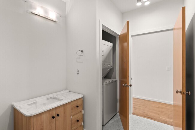 Building Photo - North Portland Recently Renovated Condo