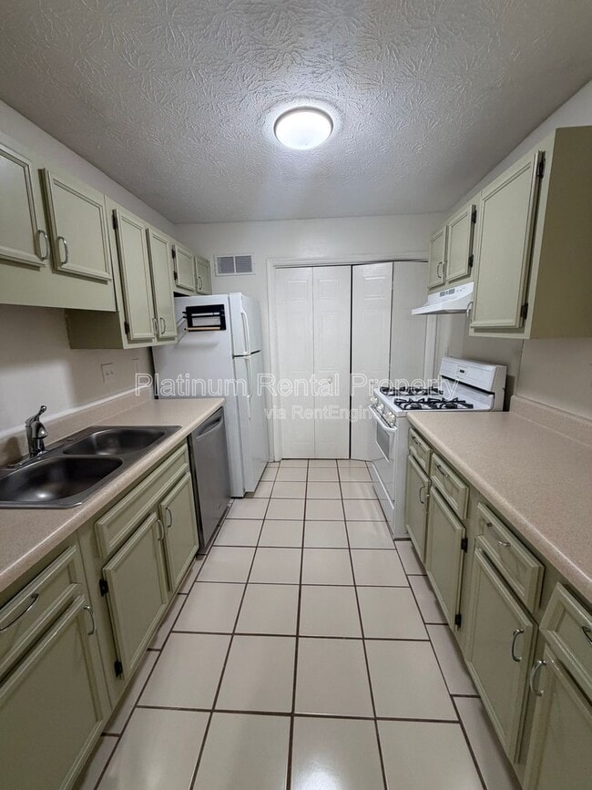 Building Photo - 906 Country Park Dr