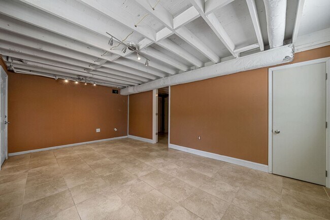 Building Photo - 3 Bedroom 2 Bath Dog Friendly Home For Rent Near Providence Blvd.