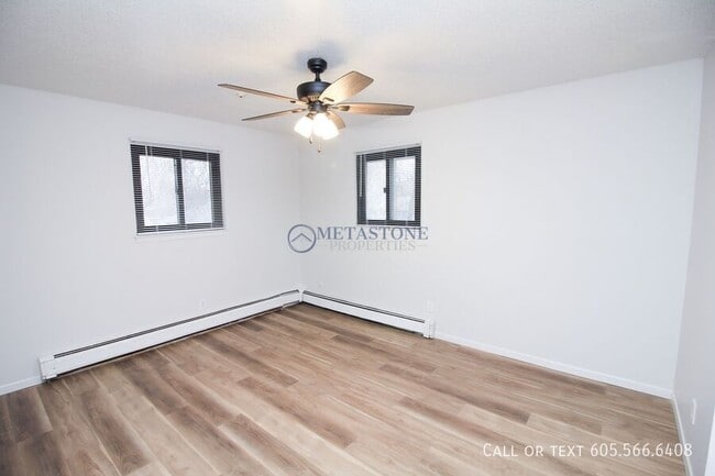 Building Photo - 308 S Lewis Ave