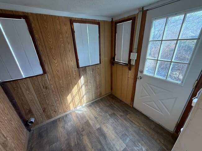 Building Photo - 3 Bedroom 1.5 Bath House Large 2 Car Detac...