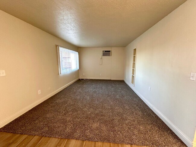 Building Photo - LARGE DOWNSTAIRS CORNER UNIT 2 BED 1 BATH ...