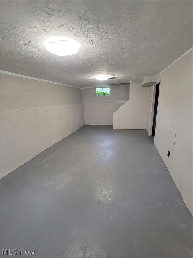 Building Photo - 851 E 232nd St