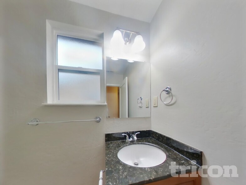 Building Photo - 2749 El Rey St