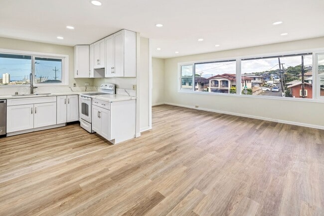 Building Photo - Nuuanu - Renovated 5 bedroom, 2 bath singl...