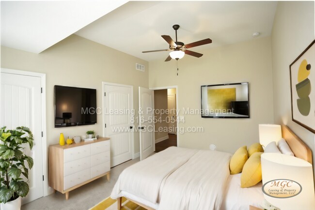 Building Photo - Luxury Living in Lee's Summit