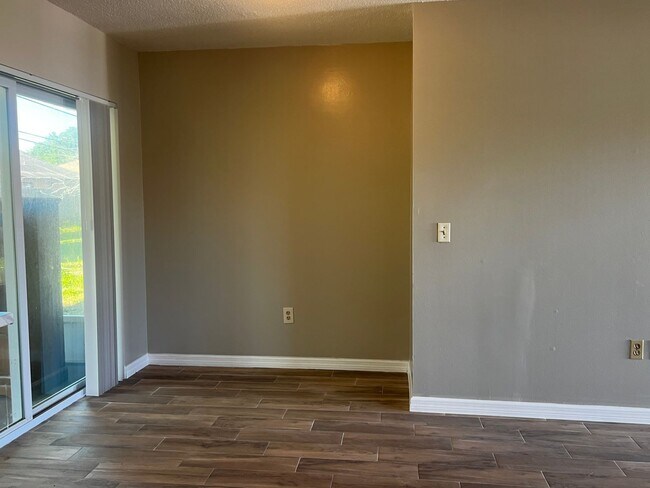 Building Photo - 2BD/1BA/Single carport - Venice