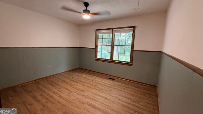 Building Photo - 142 Oak Ave