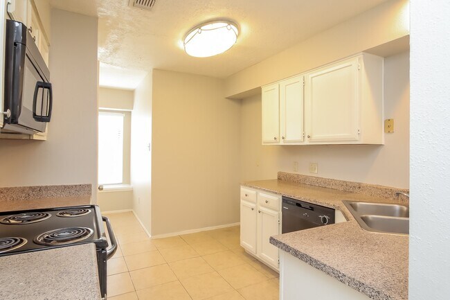 Building Photo - 2710 Village Ct