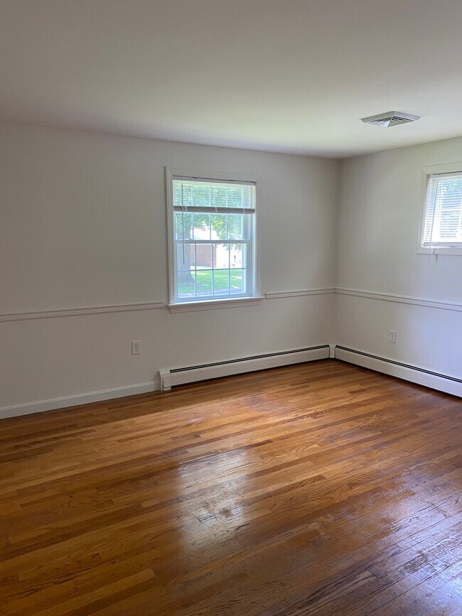 Two first floor bedrooms - 3281 Randy Rd