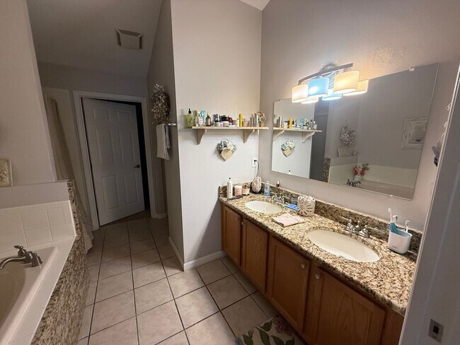 Building Photo - 3/2 Clermont Villa