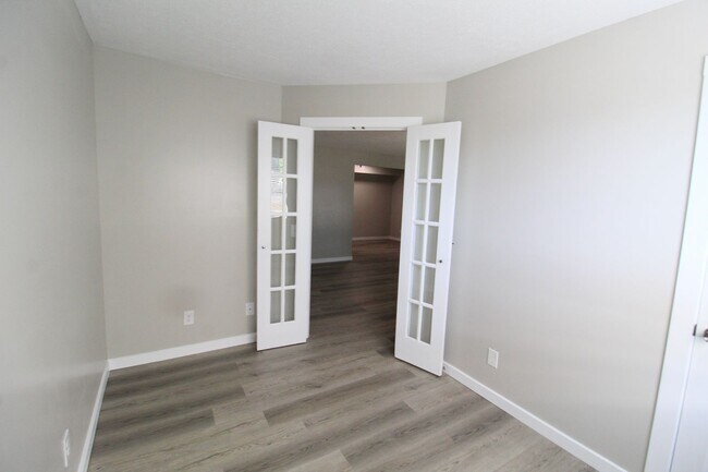 Building Photo - Stunning Fully Remodeled 3BR Condo at Madison Manor – Available This July!