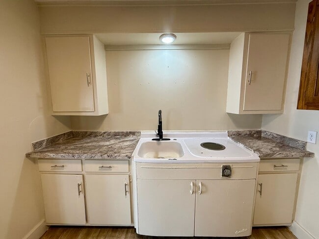 Building Photo - Welcome to this Beautiful Home in Downtown Paragould, AR!