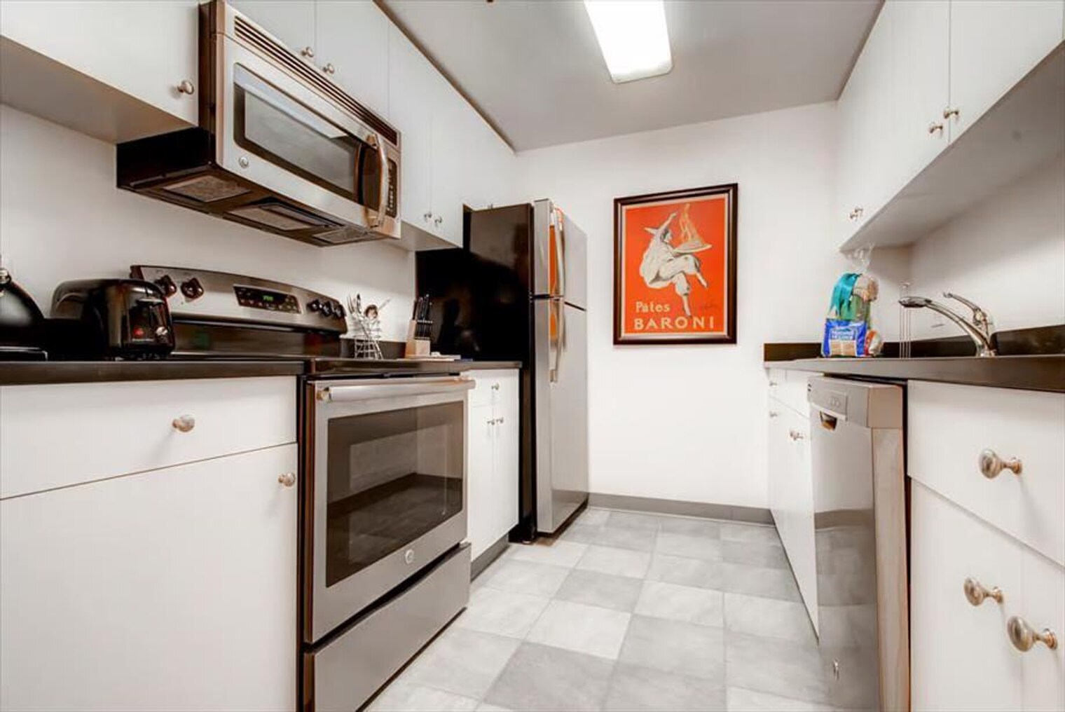 Building Photo - 330 River St