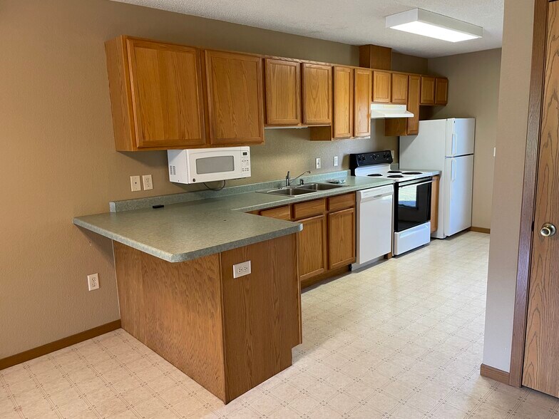 Kitchen - 320 24th Ave W