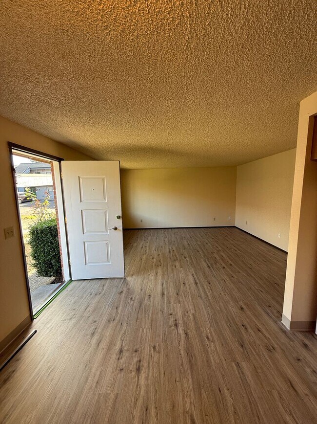 Primary Photo - 2109 E 8th St