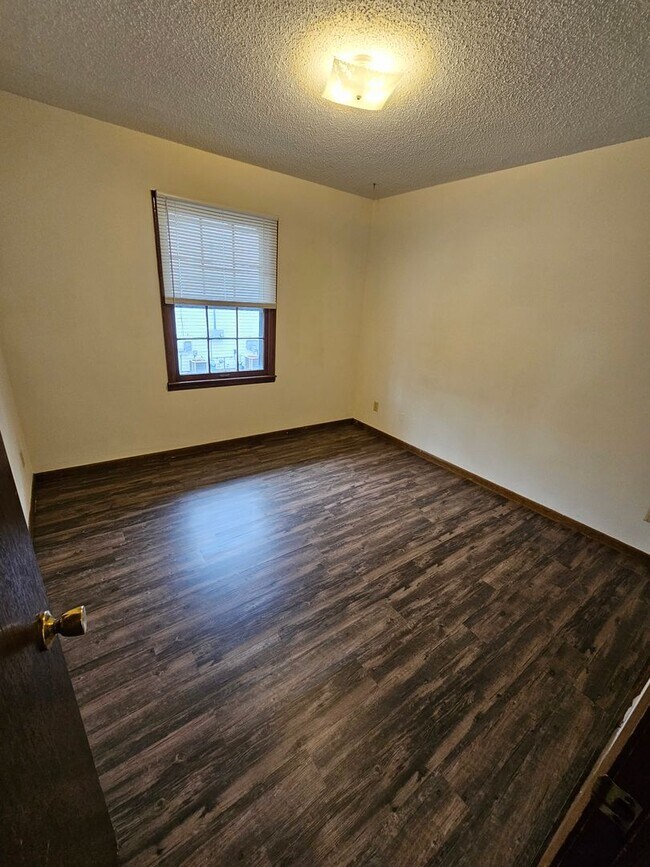 Building Photo - 1BR/1BA East Campus - Short Distance to Ca...