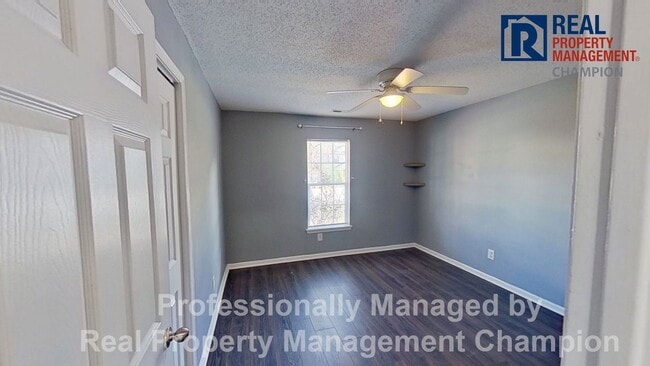 Building Photo - Charming 2BD/2 BA End Unit Townhouse w/Fireplace and Fenced Backyard