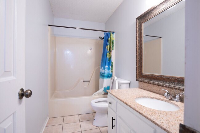 Building Photo - 3 bed 2.5 bsth