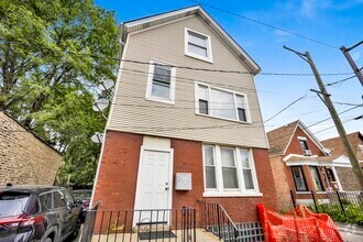 Building Photo - 3040 W Medill Ave