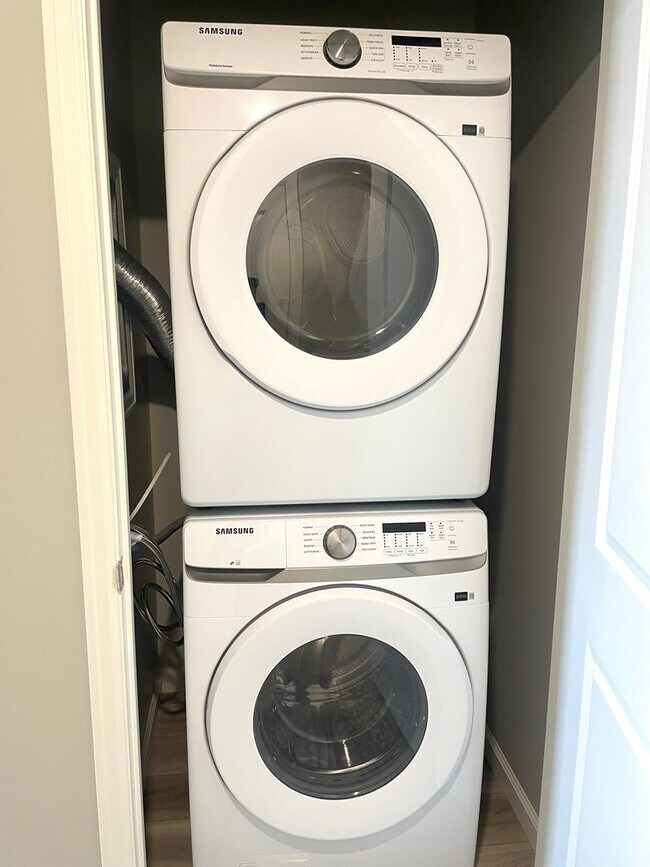 Building Photo - Saratoga Springs 4 Bedroom Townhome