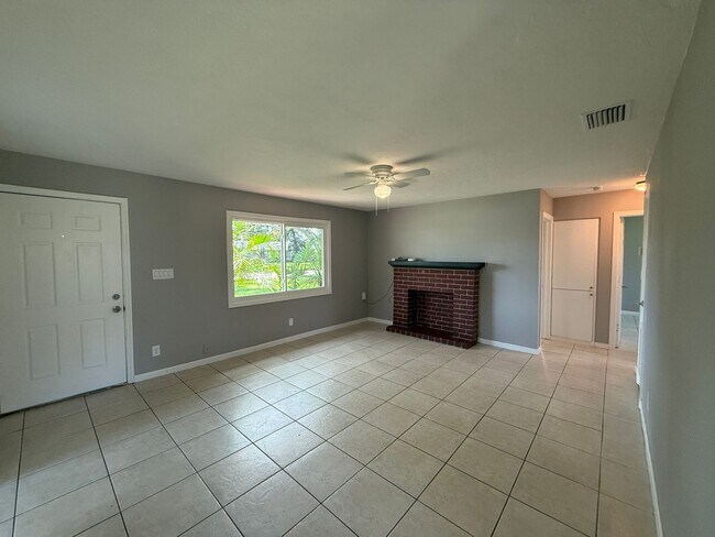 Building Photo - 3 Bedroom 2 Bath Single Family Home