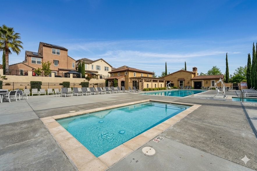 Pool - 3335 Central Pky