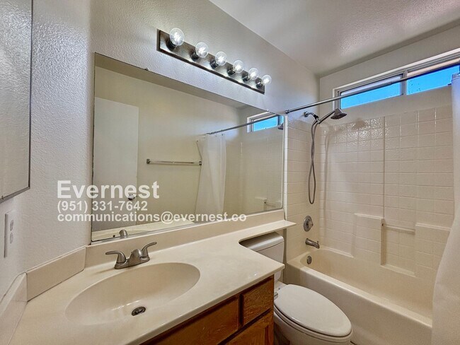Building Photo - 3-Bedroom, 2.5-Bathroom Home with Modern A...