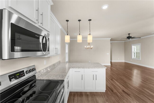 Building Photo - 830 NE Hts Ln