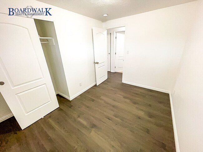 Building Photo - Charming Brick Rambler