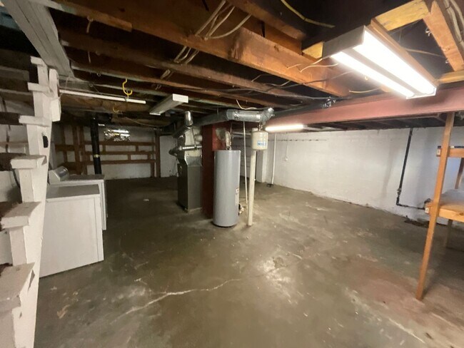 Building Photo - 2 Bedroom with move in special