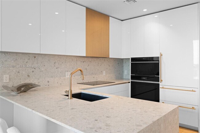 Building Photo - 2678 Tigertail Ave