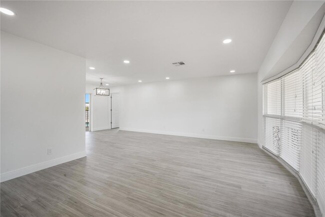 Building Photo - 3916 Doral Dr