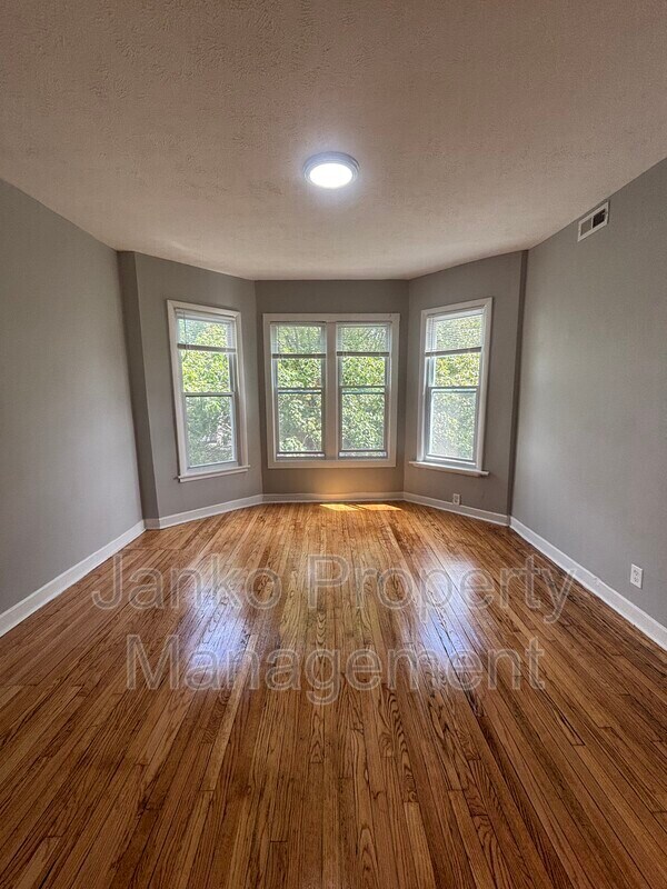 Building Photo - 7308 S Kenwood Ave