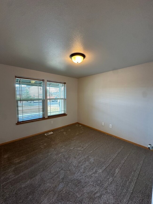 Building Photo - Lovely SE Single Story 3 Bedroom Home with Office!