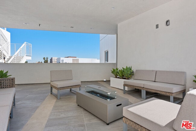 Building Photo - 164 Chestnut St