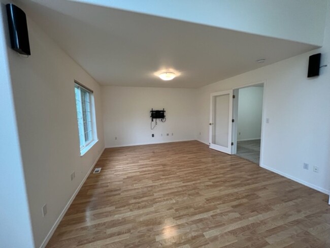 Building Photo - Beautiful 4 Bedroom Eagle River Home!
