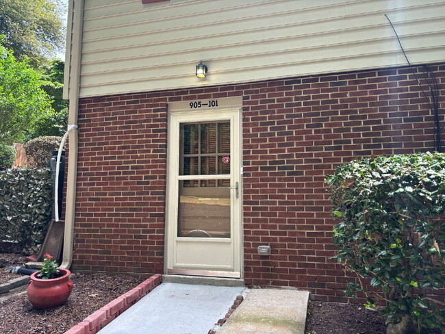 Building Photo - 905 Hardimont Rd