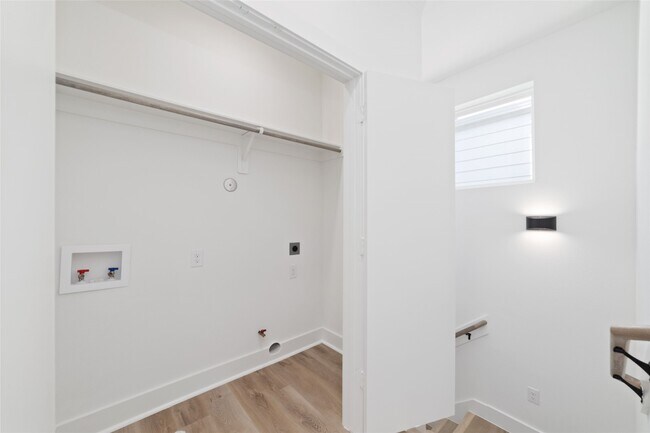 Building Photo - 810 Elkhart St