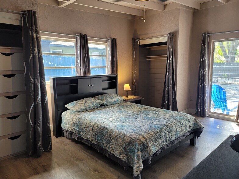 Building Photo - 5321 NE 29th St