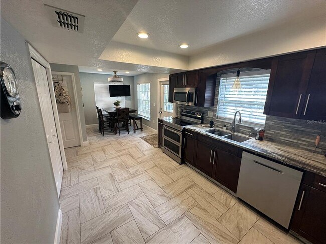 Building Photo - 7327 Floral Cir E