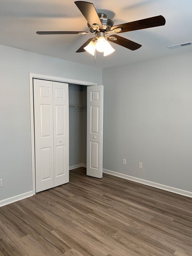 Building Photo - 3 Bedroom 2 Bath Renovated House Available Now on Park Avenue