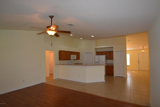 Building Photo - 2861 Emerson Dr SE